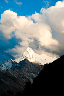 雪山之巅的壮丽云海