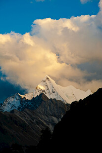 雪山之巅的壮丽云海