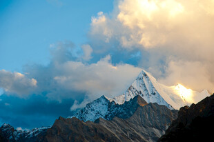 雪山映日壮丽美景