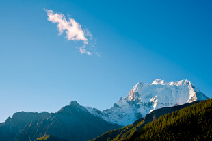 壮丽雪山蓝天美景