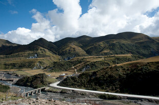 山间蜿蜒公路与壮丽风光