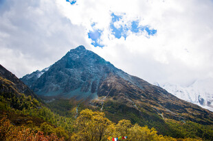 巍峨青山秋景如画