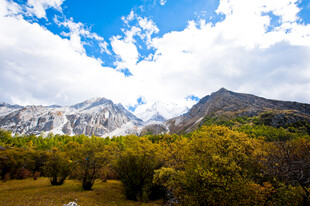 山间秋景 蓝天白云映山峦