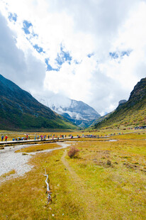 山间草地与蜿蜒溪流美景