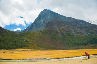 山间美景 旅人漫步赏风光