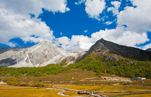 雪山下的多彩高原风光