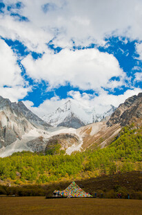 雪山下的多彩山林美景