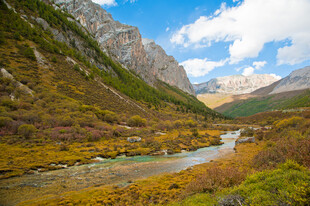 山间河谷秋日美景