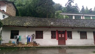 乡村小屋前的劳作场景