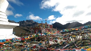 西藏经幡与雪山壮丽景观