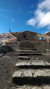 山间经幡相伴的石阶之路