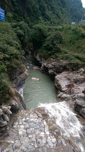 山间溪流景色秀丽