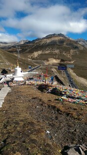 高山上的祈福经幡景观