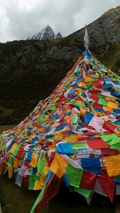 五彩经幡飘扬山间