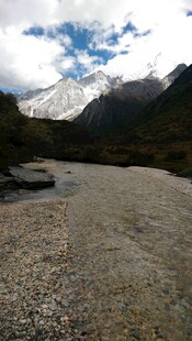 山间碎石路与远处雪山