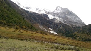 雪山下的开阔山间草地
