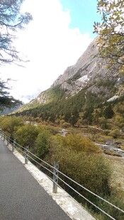 山间骑行道 自然风光美