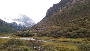 山间河谷的壮美自然景观