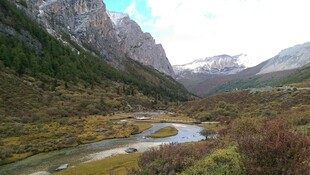 山间蜿蜒河流的秋日景色