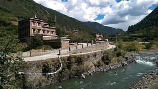 山间河畔的藏式建筑