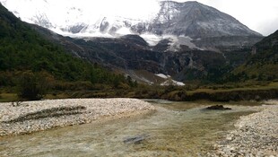 雪山下的潺潺溪流