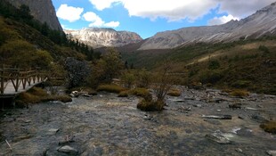 山间碎石路 自然风光美