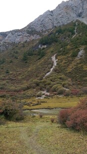 山间小径 秋色中的自然美景