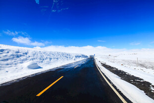 雪覆公路伸向蓝天