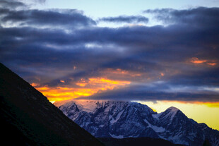 壮丽山巅的绚烂霞光
