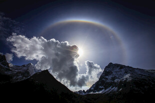 高山上空的壮丽日晕景观