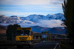 雪山下的黄色列车