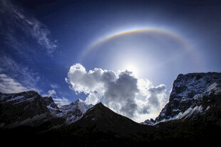 山间壮丽日晕景观