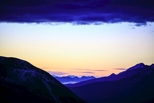黄昏下的壮丽山峦景色