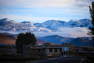 雪山下的宁静村落