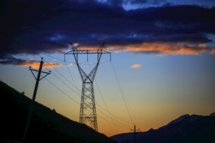 黄昏下的高压输电塔