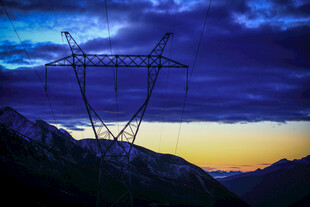 黄昏下的高山输电塔