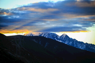 壮丽山巅的绚烂霞光