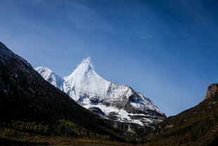 巍峨雪山壮丽山景