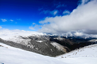 雪山蓝天壮丽自然景观