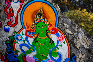 岩壁上的精美绿度母佛像