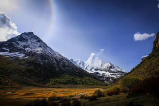 雪山美景中的绚丽光晕