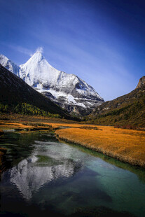 雪山下的宁静海子