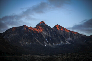 夕阳下的壮丽山峰