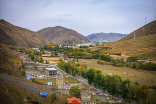 山谷中的宁静村落