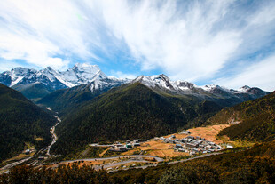 雪山下的山谷村落美景