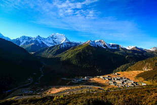 壮丽雪山下的山谷村落