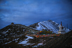 雪山暮色中的彩色经幡