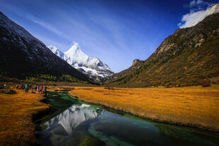 雪山下的静谧湖畔美景