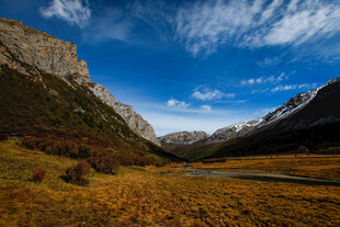 山间美景 蓝天白云映草地