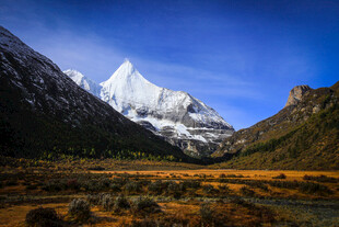 雪山下的壮美山谷景色